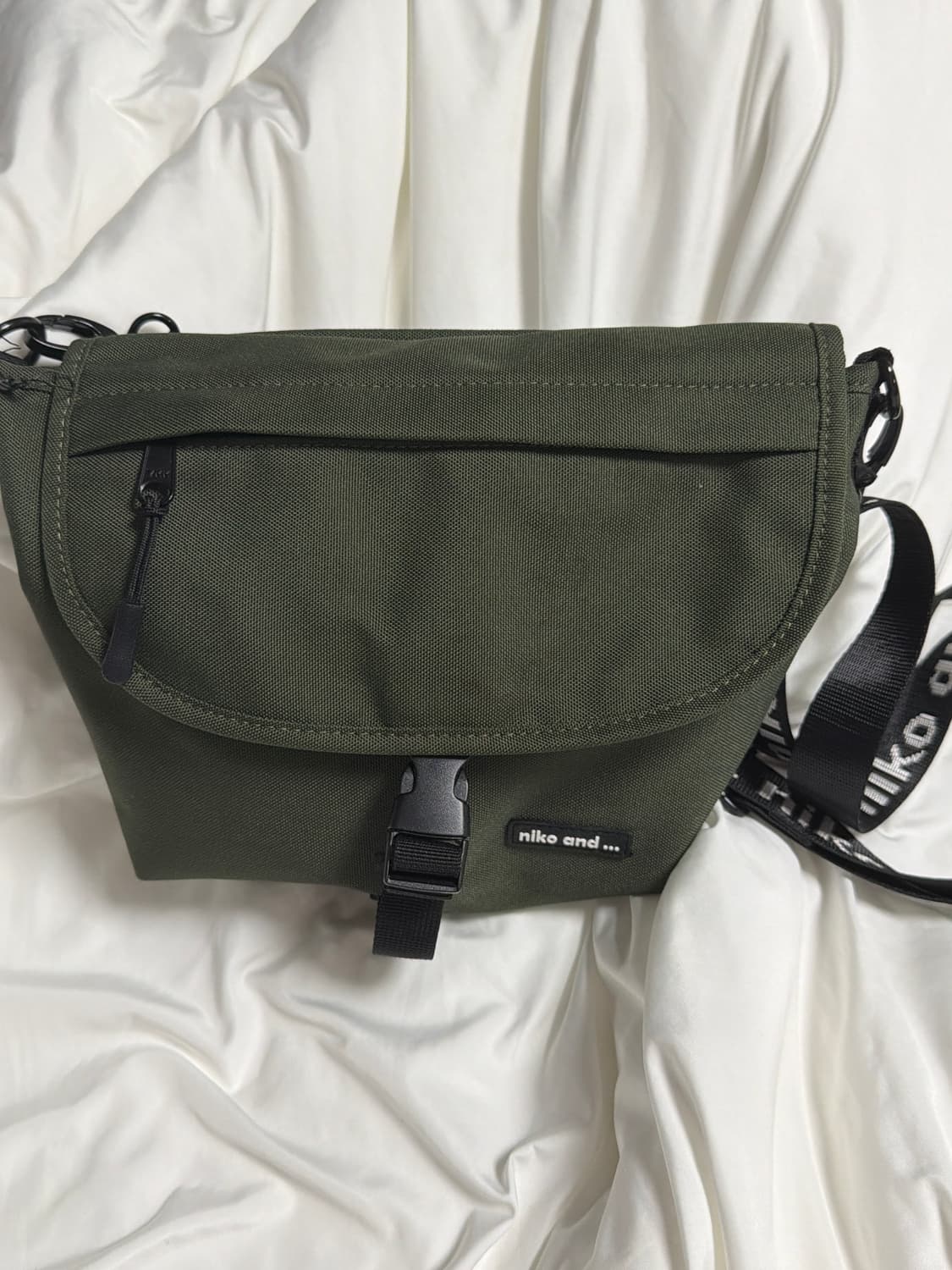 니코앤드 가방 크로스백 카키 상품이미지1