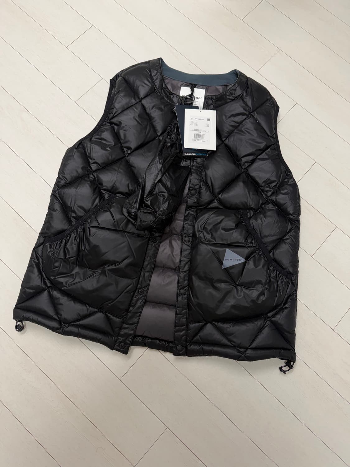 25년 앤드원더 조끼 패딩 L 사이즈 블랙  상태 9.8/10 상품이미지1