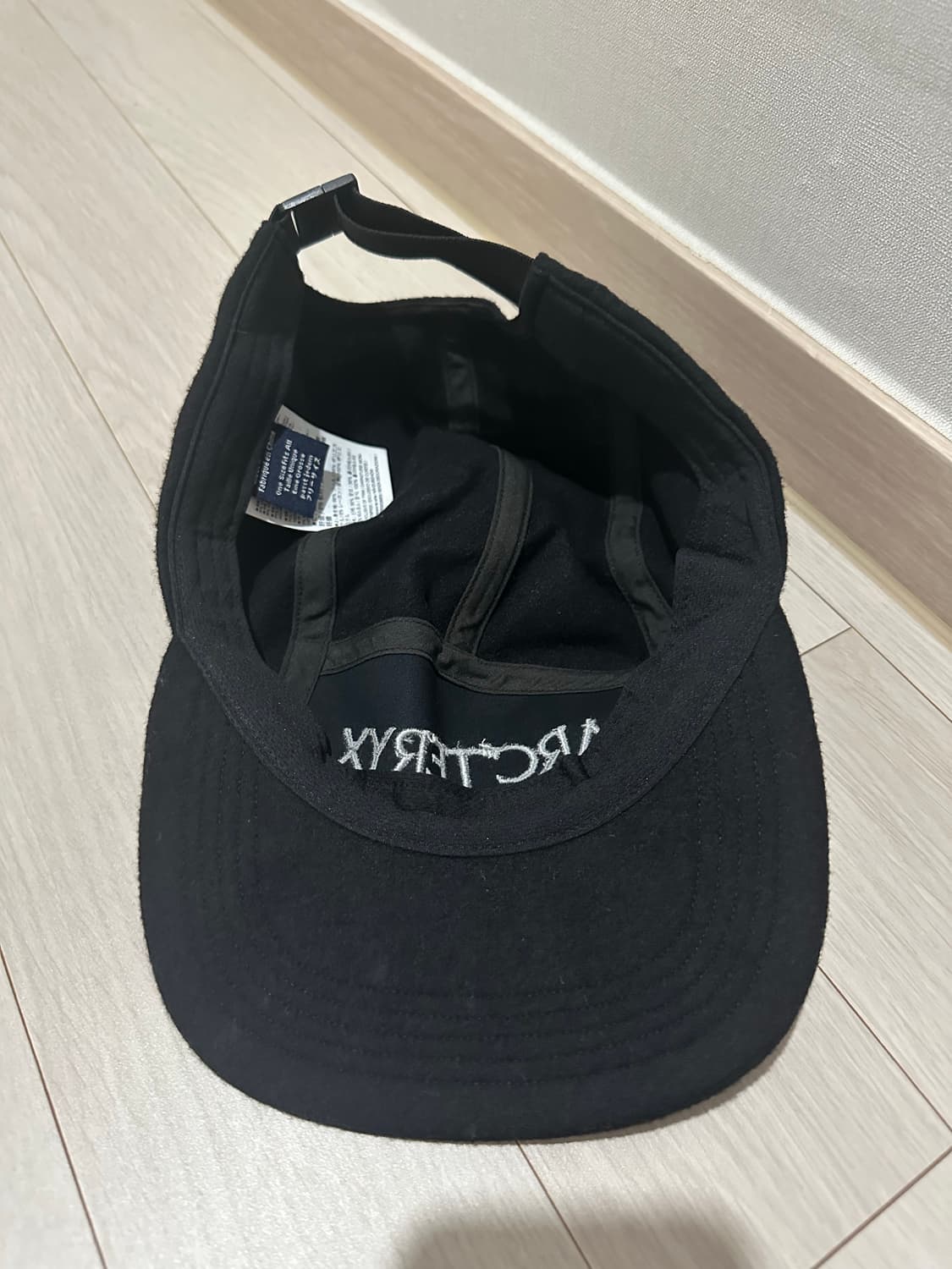 아크테릭스 울 5패널 캡 블랙 상품이미지2