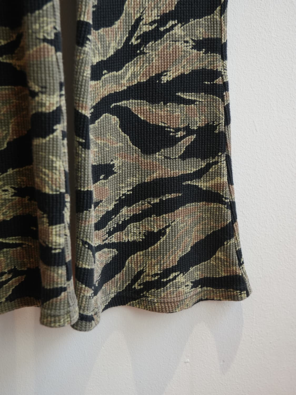 히스테릭글래머 엑스걸 타이커 카모 서멀 플레어 팬츠 상품이미지3