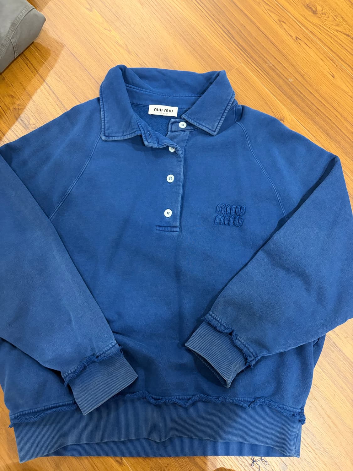 미우미우 카라 맨투맨 상품이미지1