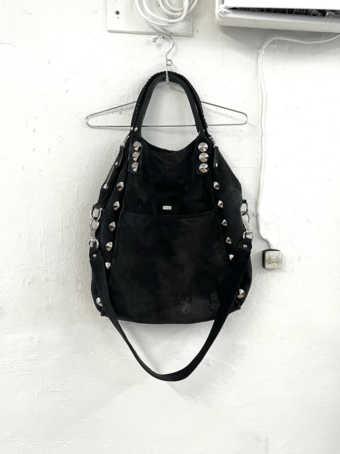 BE&D 빅 스터드 크랙 레더백 상품이미지1