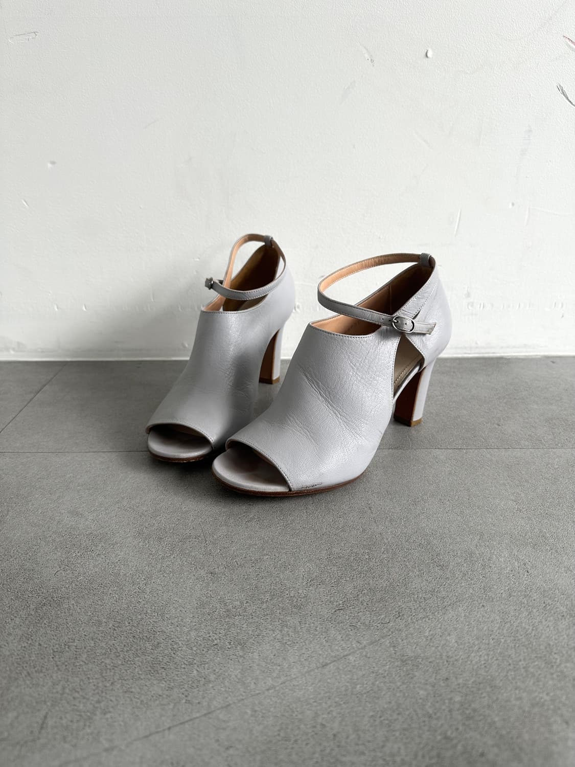 메종 마틴 마르지엘라 스트랩 펌프스 힐 상품이미지1