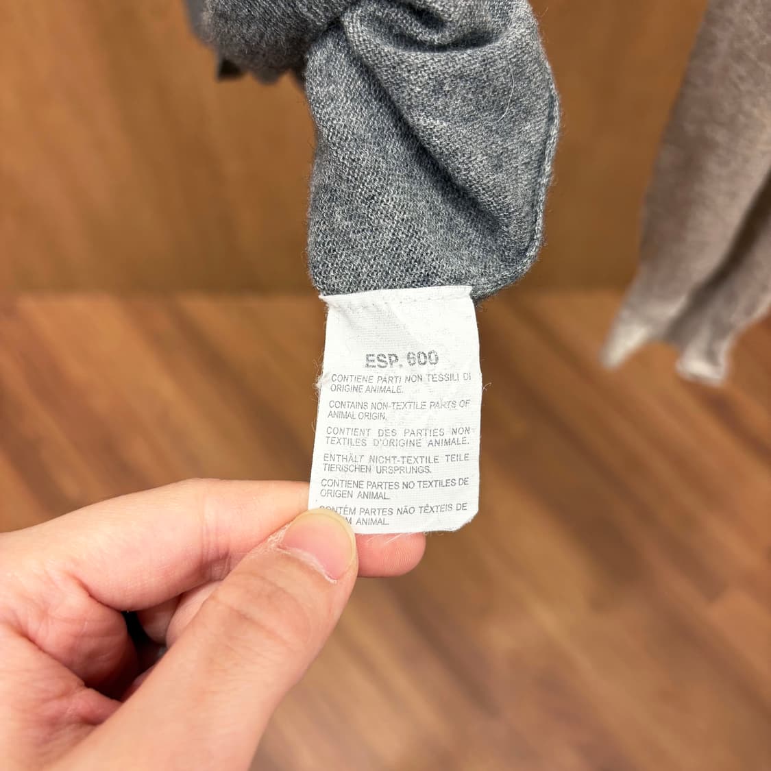 마렐라 브이넥 가디건 배색 드레이프 후면 메탈 로고 장식 디테일 그레이 상품이미지8
