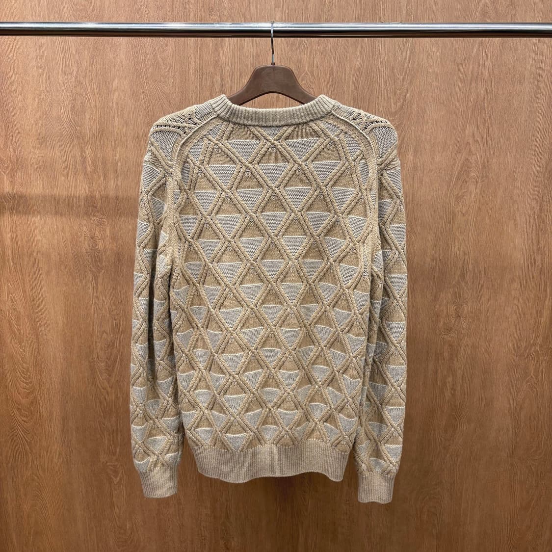 휴고 보스 라운드넥 니트 기하학 패턴 로고 메탈 장식 디테일 베이지 상품이미지3