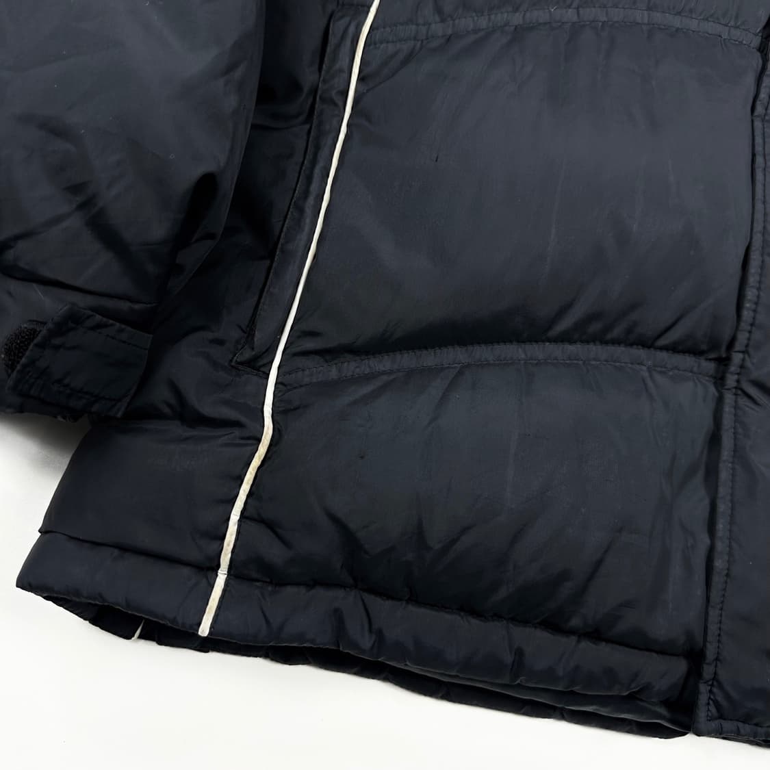 나이키 맨유 풋볼 레트로 블랙 패딩 점퍼 (실측 L) 상품이미지6