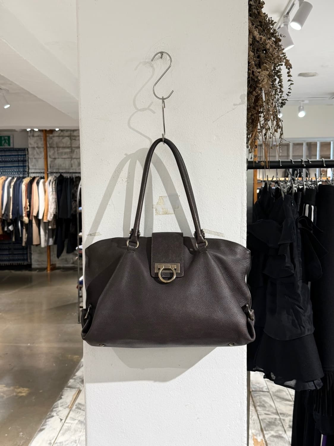 페라가모 브라운 간치니 레더 토트백 상품이미지2