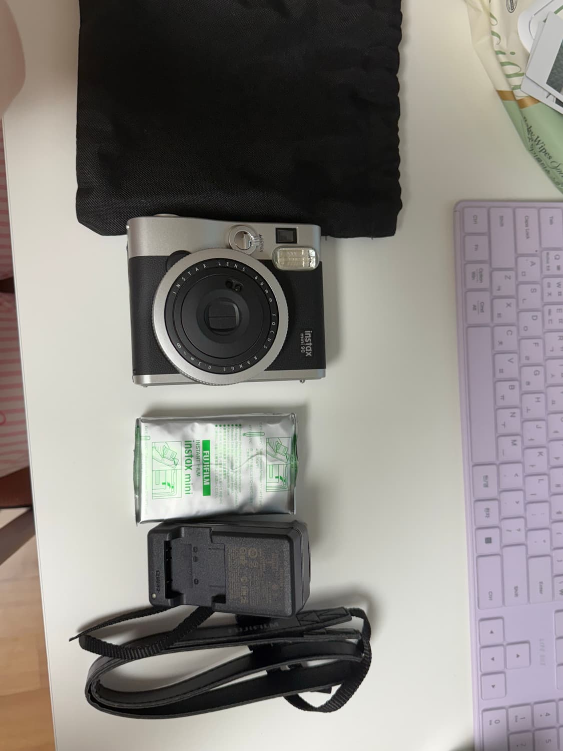 인스탁스 미니 90 + 파우치 + 충전기 + 스트랩 + 필름 13장 상품이미지1