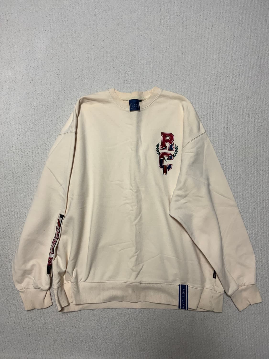 로맨틱크라운 맨투맨 아이보리 L 상품이미지3