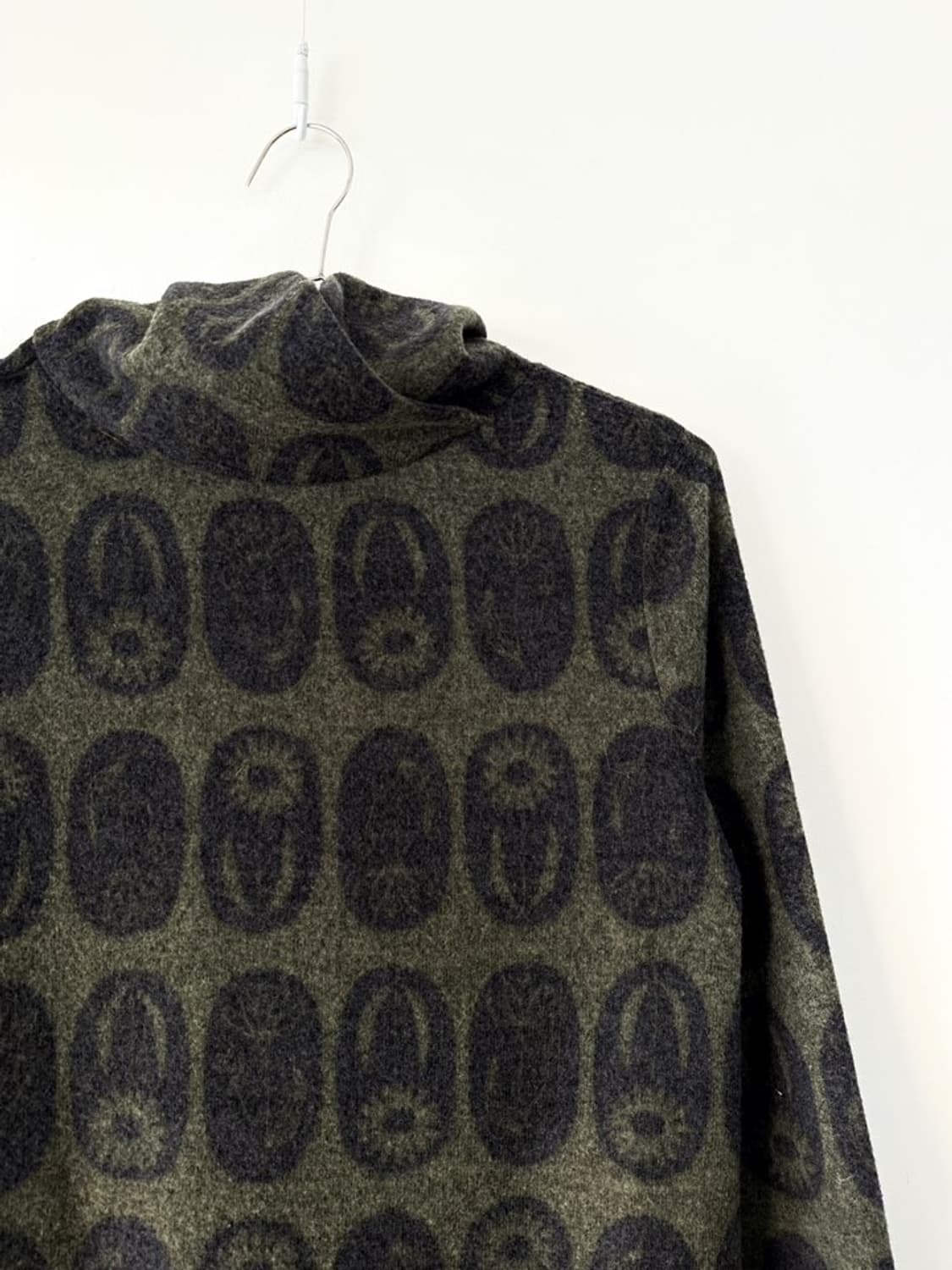 Ancient pattern neck detail top  상품이미지3