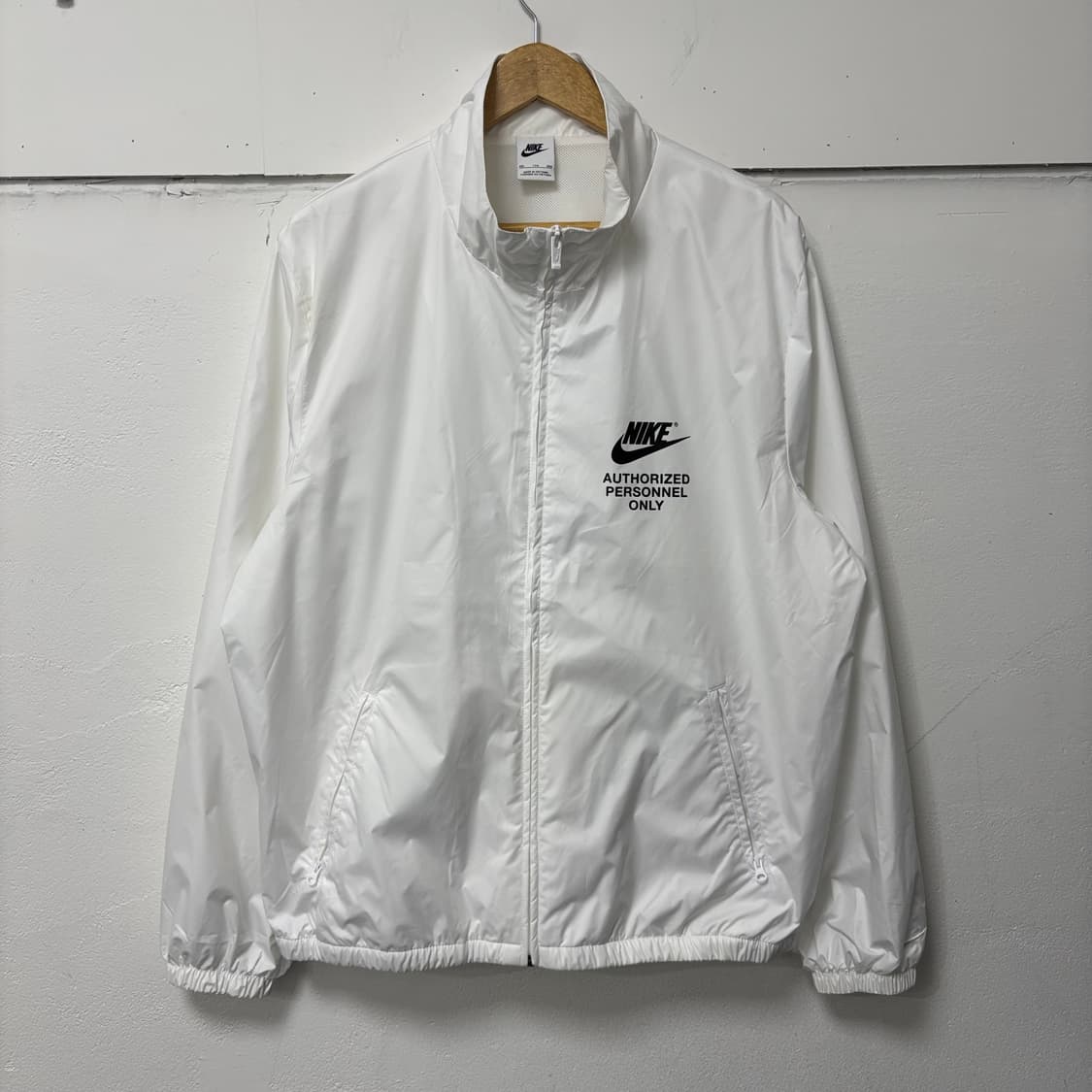 나이키 화이트 빅스우시 바람막이 상품이미지1