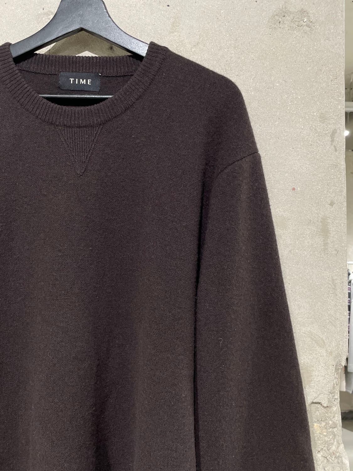 타임 옴므 다크 브라운 U넥 스웨터 상품이미지3