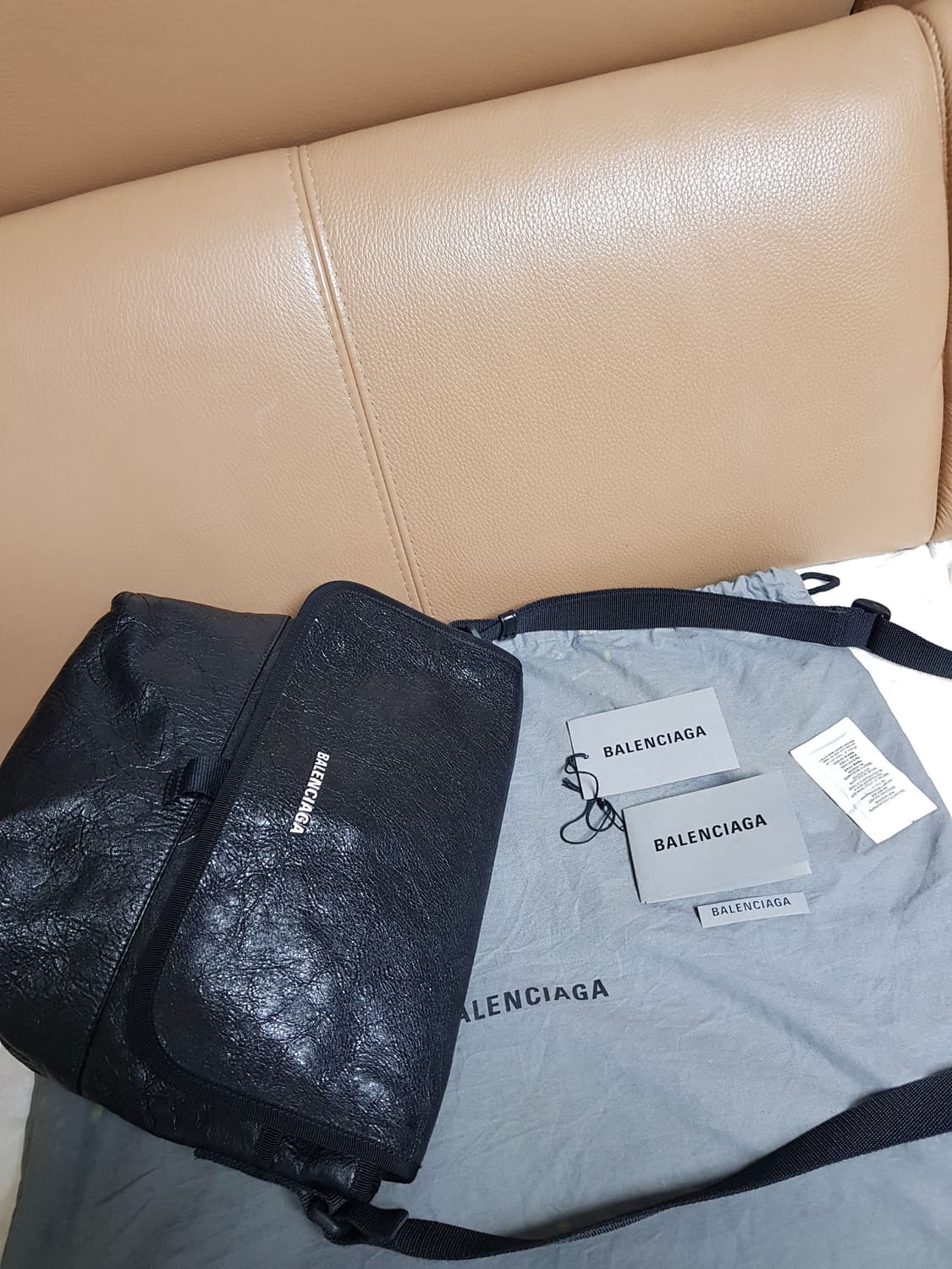 발렌시아가 익스플로러 스몰 메신저백 크로스백 블랙 상품이미지9