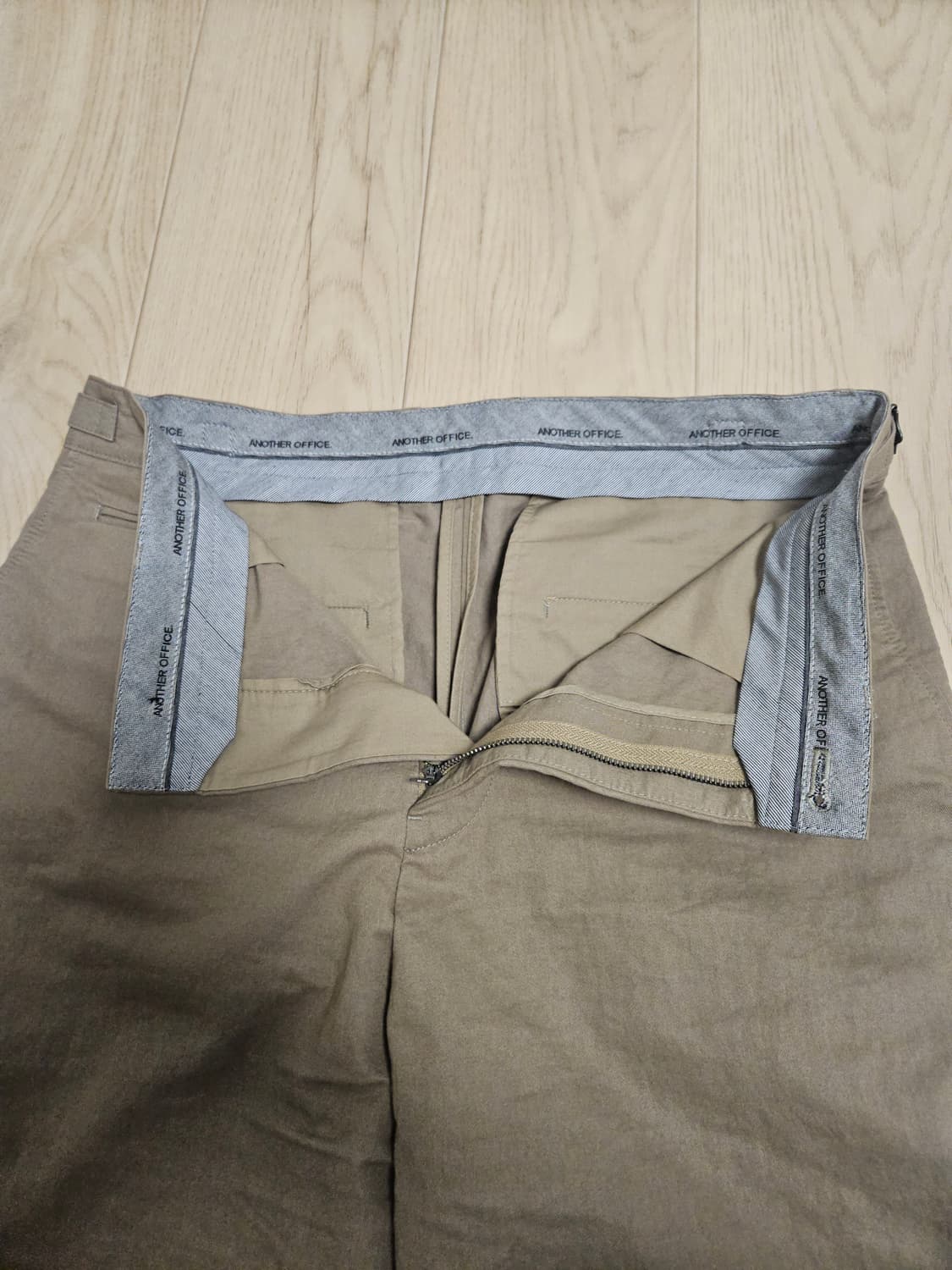어나더오피스 / 오피스 커브드 치노 / 카키 2 상품이미지3