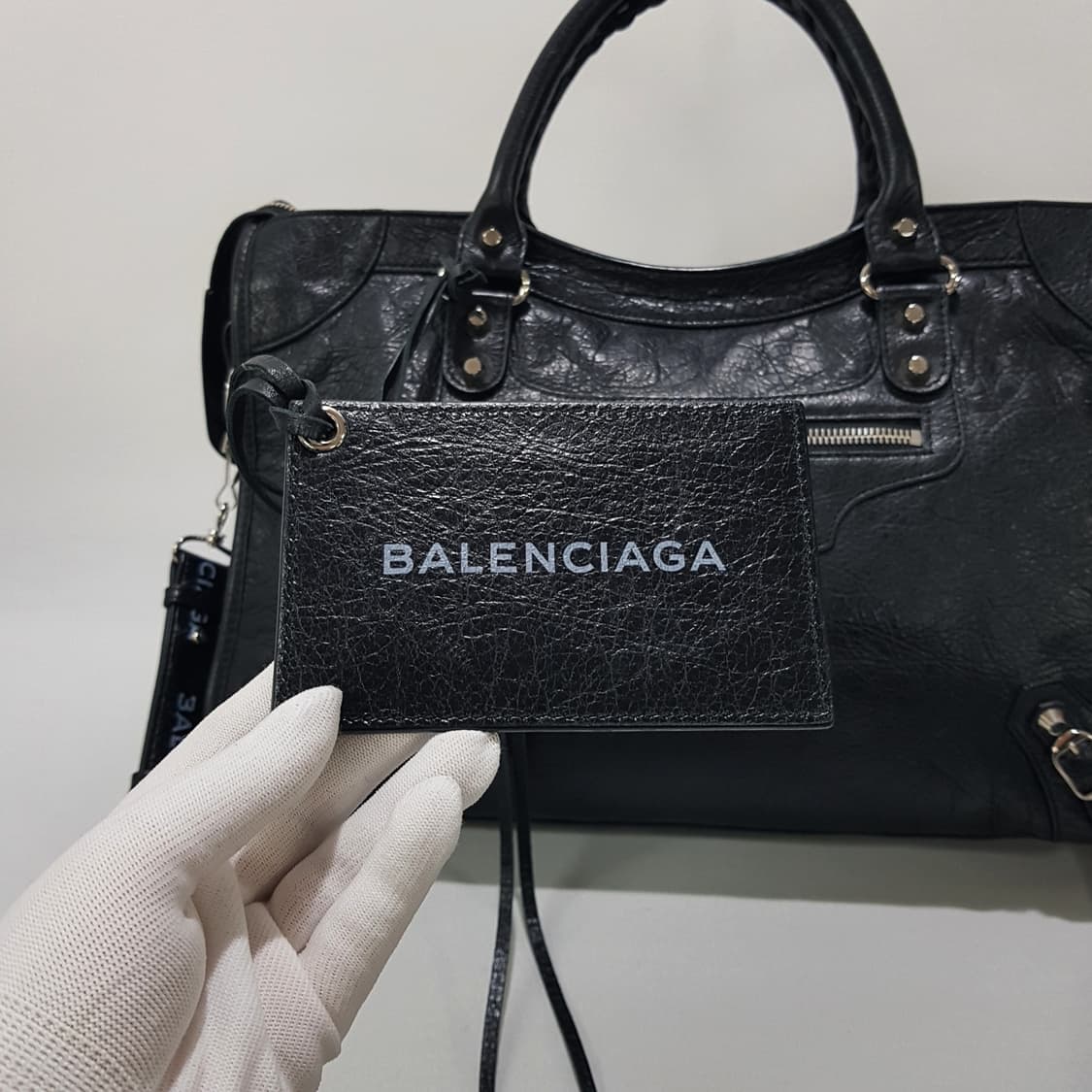 발렌시아가 클래식 모터백 미디움 로고 스트랩  상품이미지3