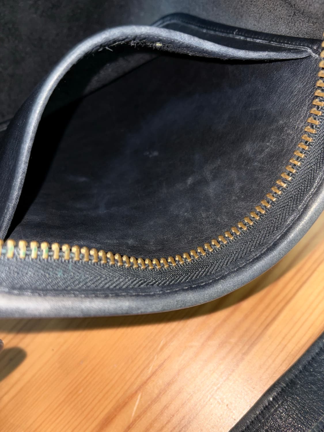 올드코치 블랙 가죽 버킷백 M 상품이미지5