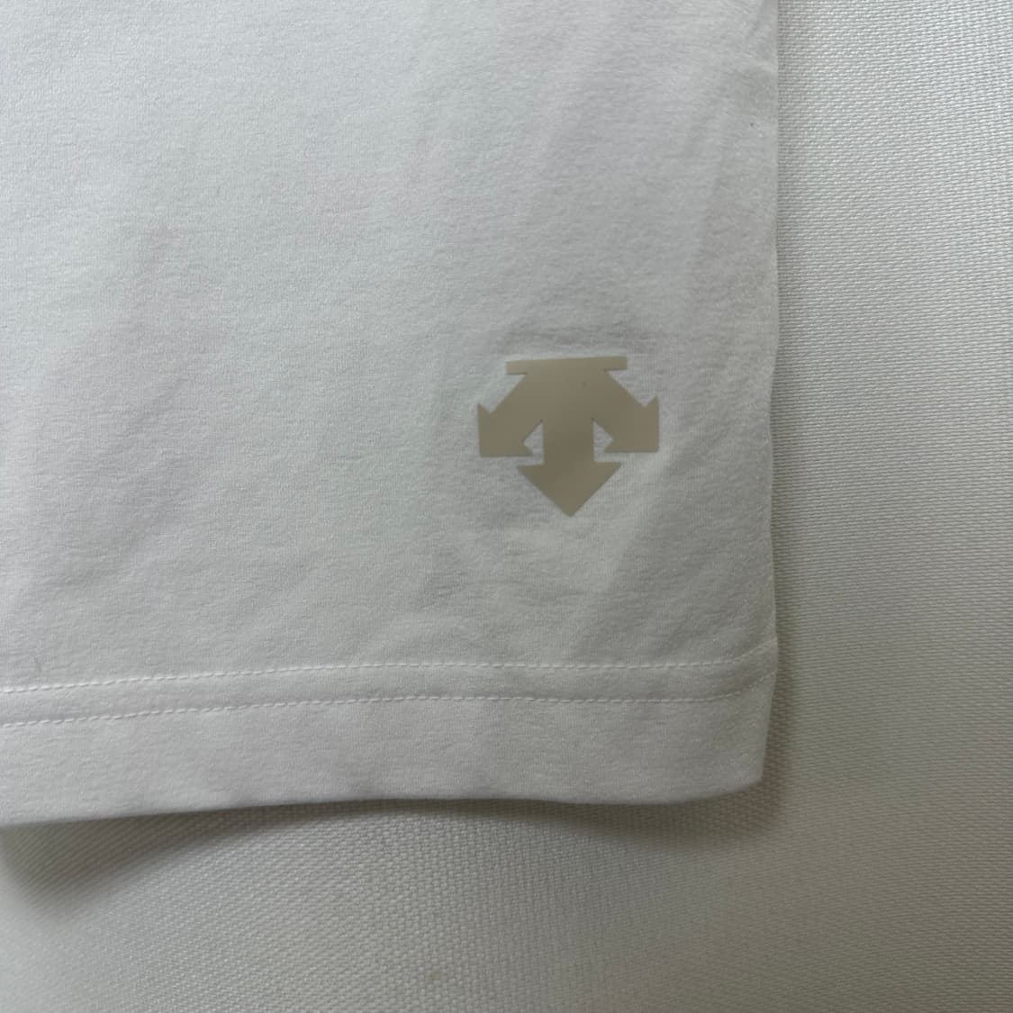  데상트 남자 얇은 스판 반팔티 화이트 95 상품이미지8