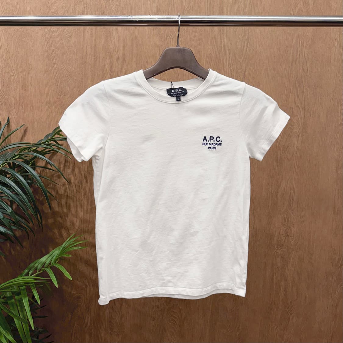 아페쎄 반팔 티셔츠 로고 자수 라운드넥 무지 디테일 레귤러핏 화이트 상품이미지1