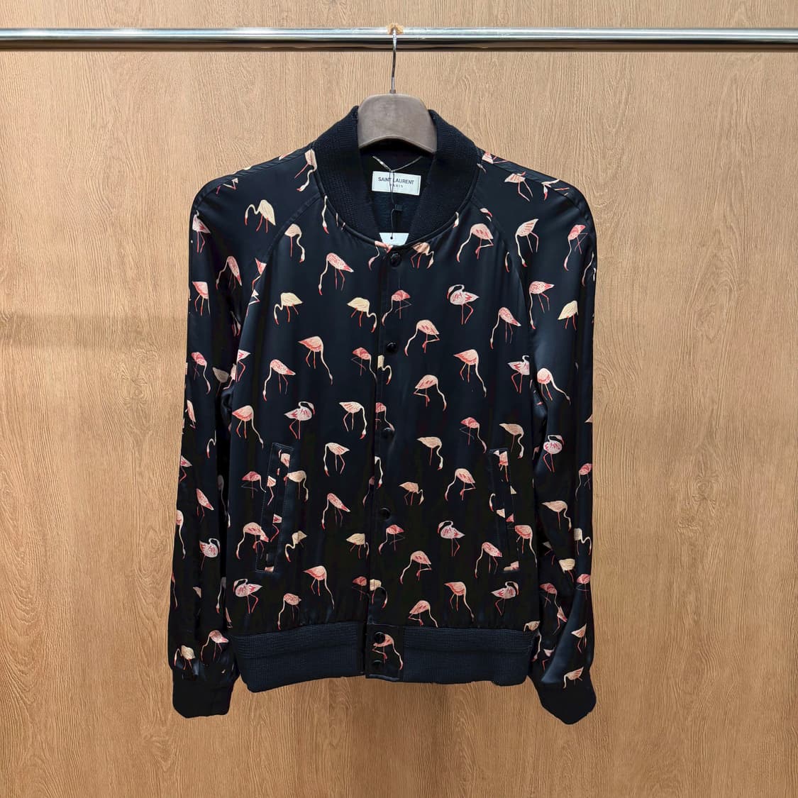 생로랑 파리 봄버 자켓 플라밍고 프린팅 디테일 레귤러핏 블랙 상품이미지2