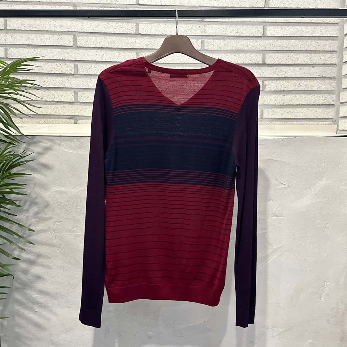 폴스미스 메리노울 브이넥 니트 잔스트라이프 패턴 배색 디테일 버건디 상품이미지3