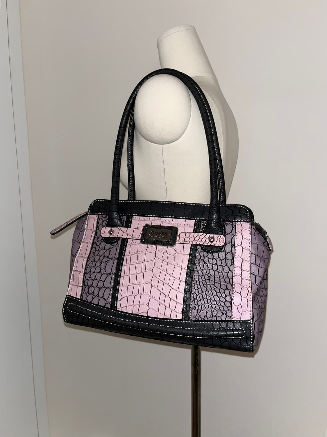 Guess Pink Shoulder bag 상품이미지2