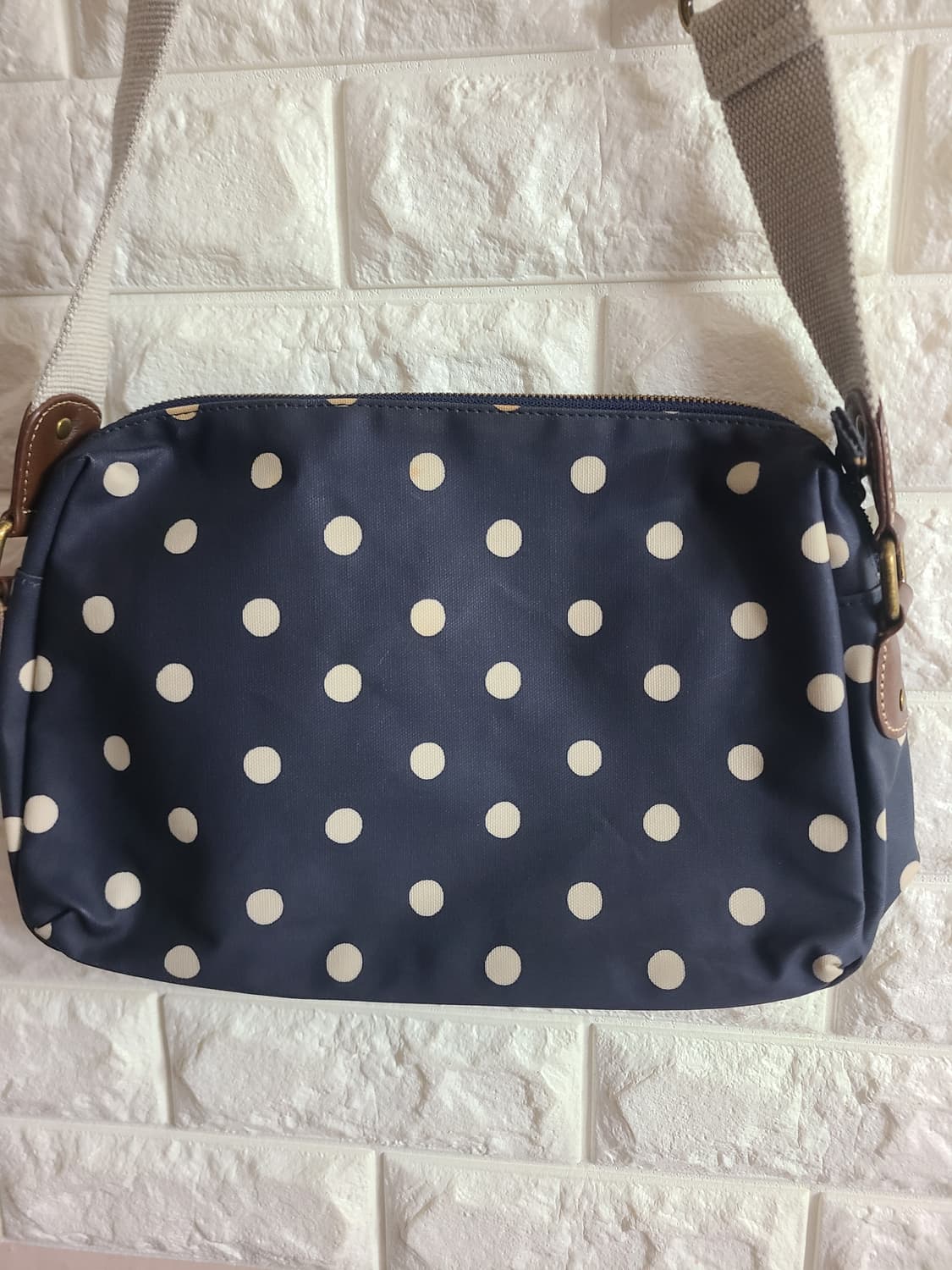 캐스키드슨 네이비 도트 크로스백 상품이미지5