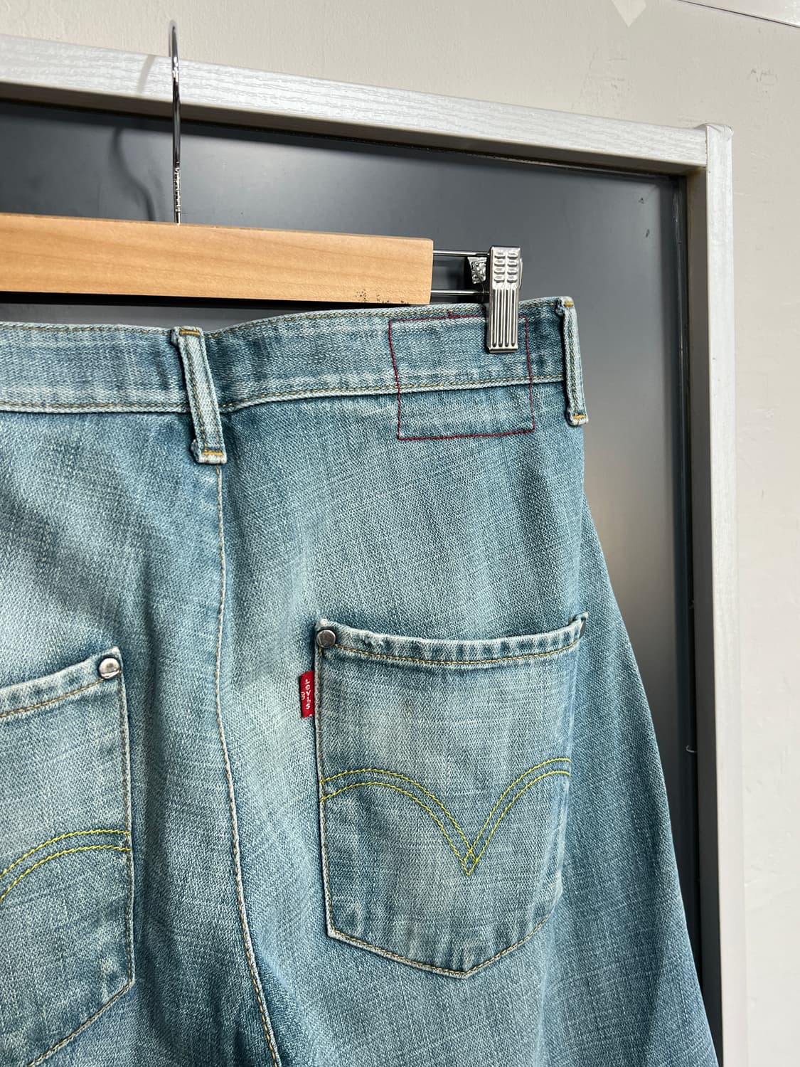 Levis 리바이스 엔지니어드 진 나팔핏 부츠컷 연청 데님 팬츠 상품이미지2