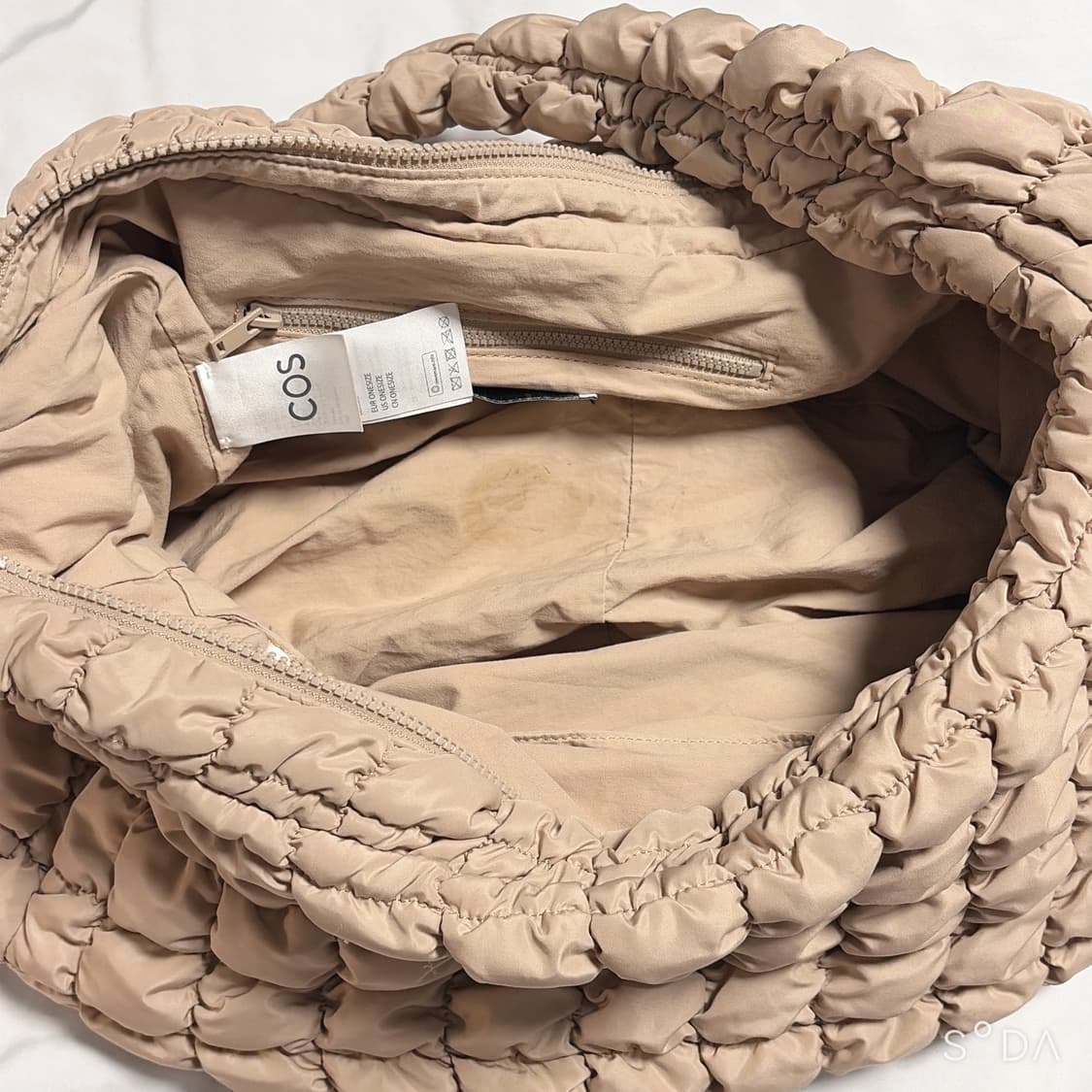 코스 오버사이즈 퀄팅백 구름백 베이지 상품이미지9