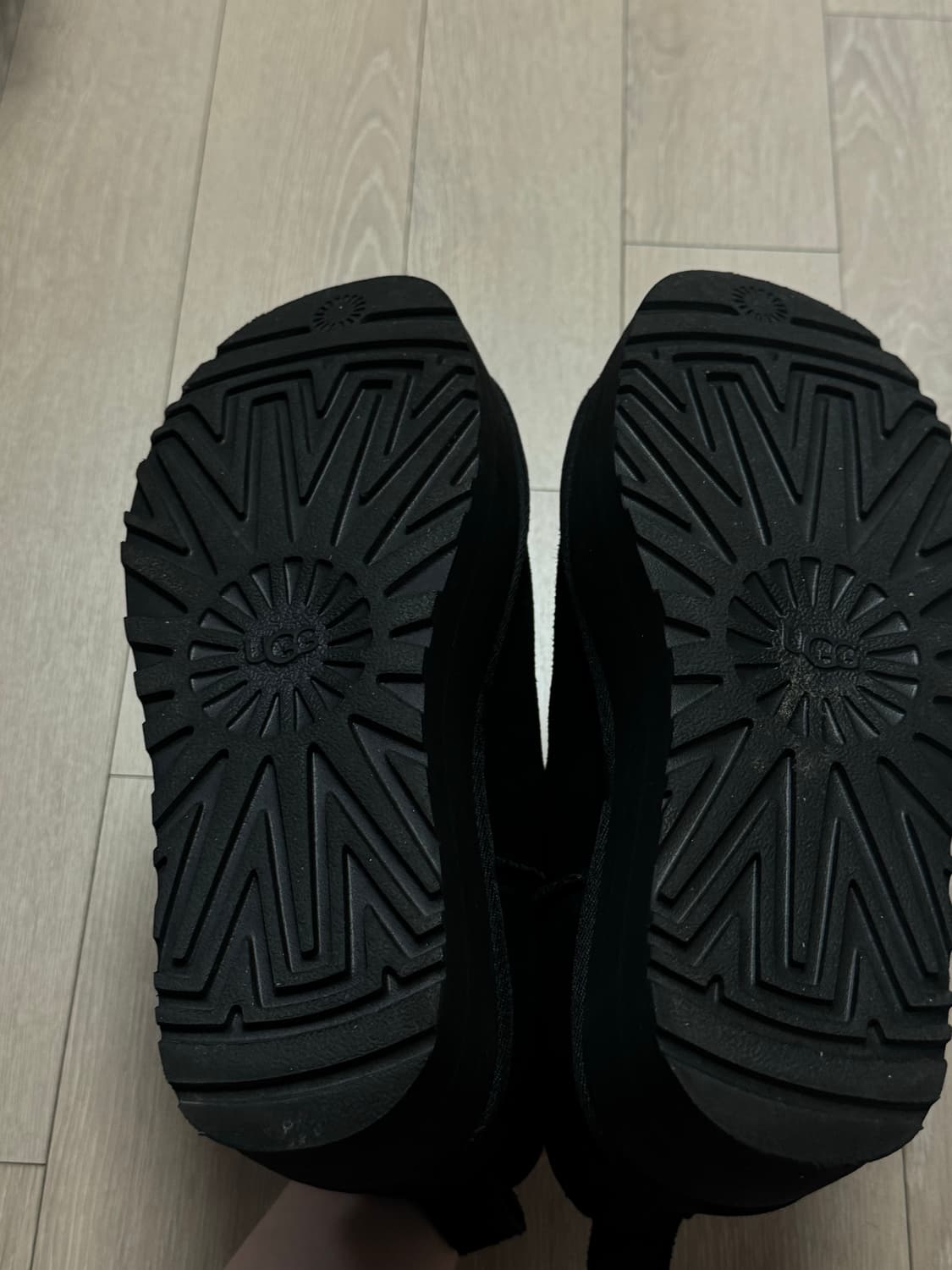 어그 UGG 클래식 울트라 미니 플랫폼 부츠 (블랙_US 7 W_240- 상품이미지5