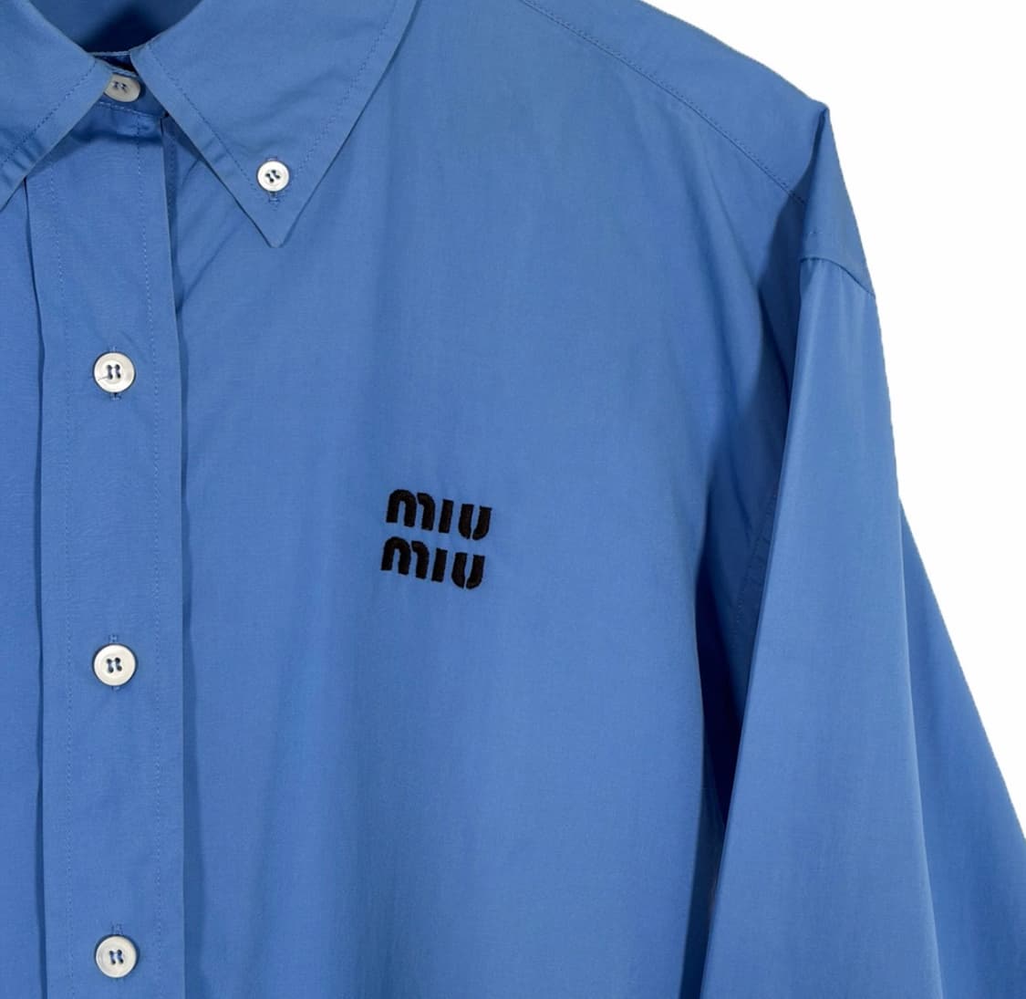 [36] 미우미우 자수 로고 포플린 오버사이즈 롱 셔츠 페리윙클 블루 상품이미지4