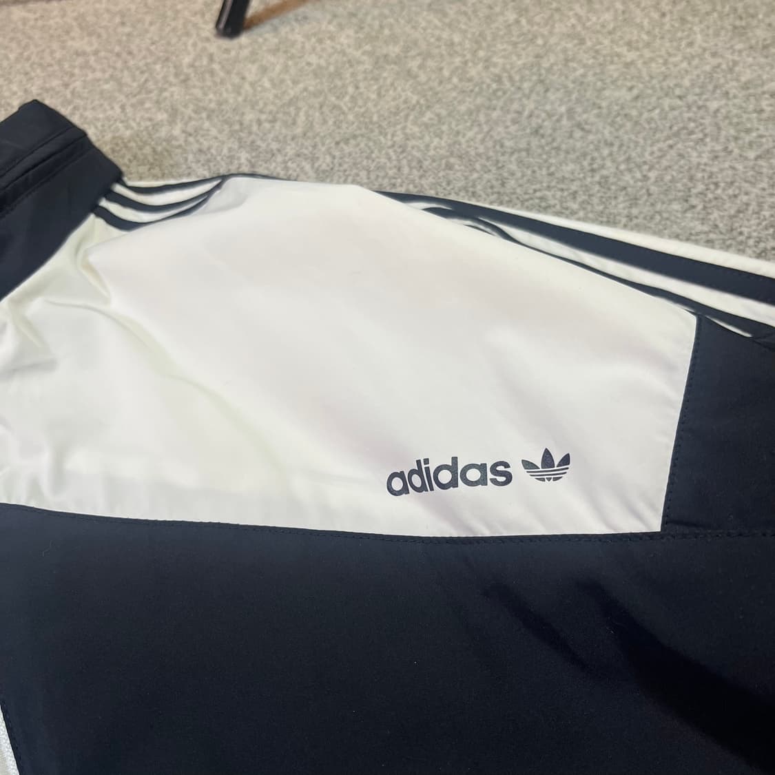 아디다스 스펠로고 트랙 바람막이 자켓 상품이미지2