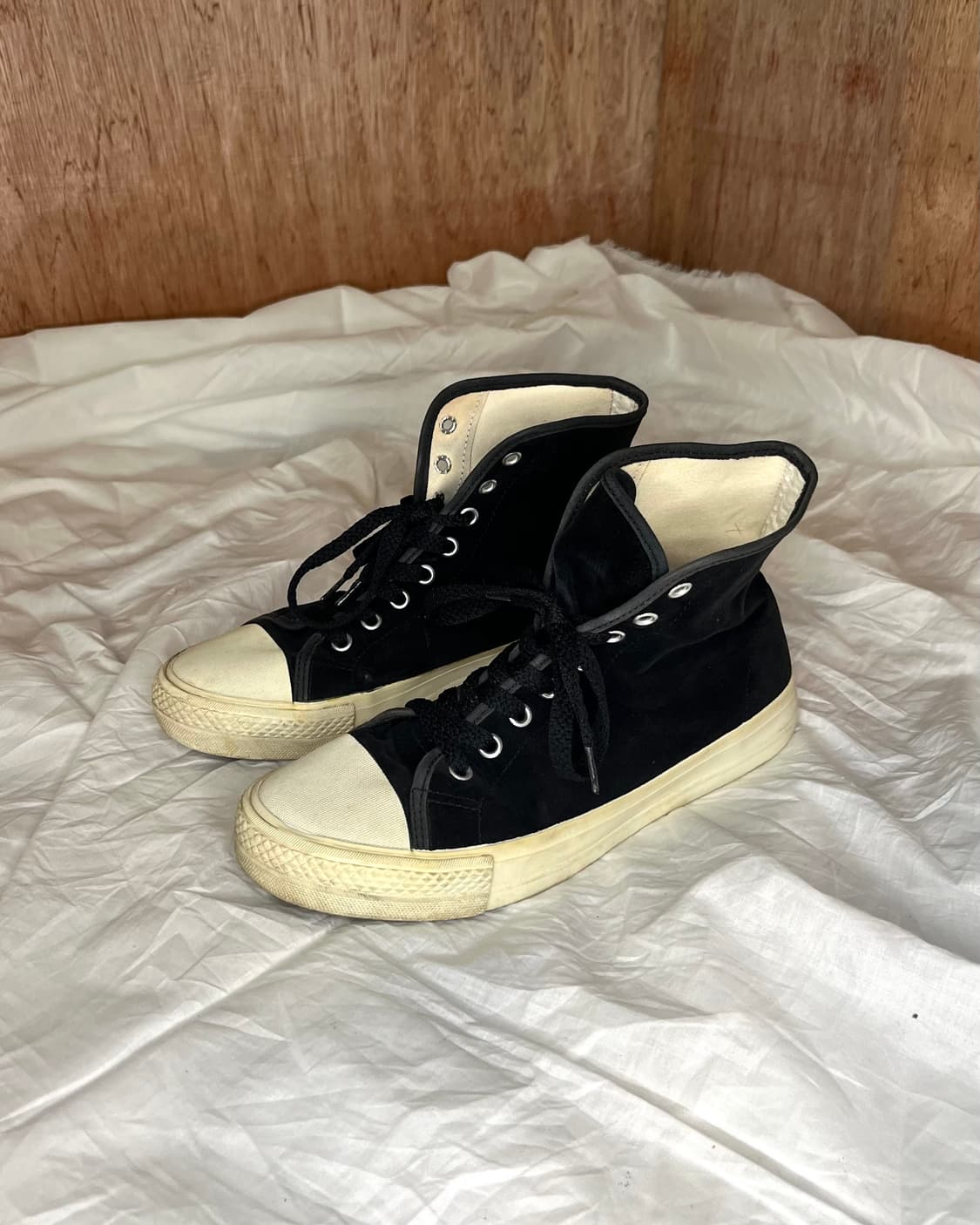 트리콧 꼼데가르송 블랙 벨벳 하이탑 스니커즈 상품이미지1