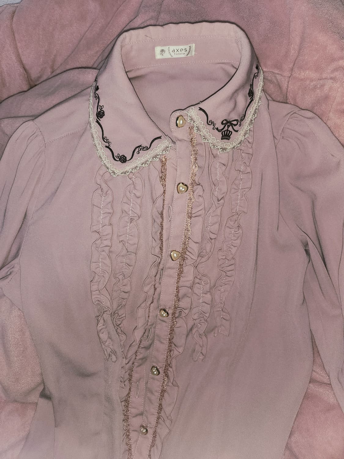 axes femme 엑시즈팜 레이스

하트단추 프릴 핑크 블라우스 지뢰계 상품이미지3