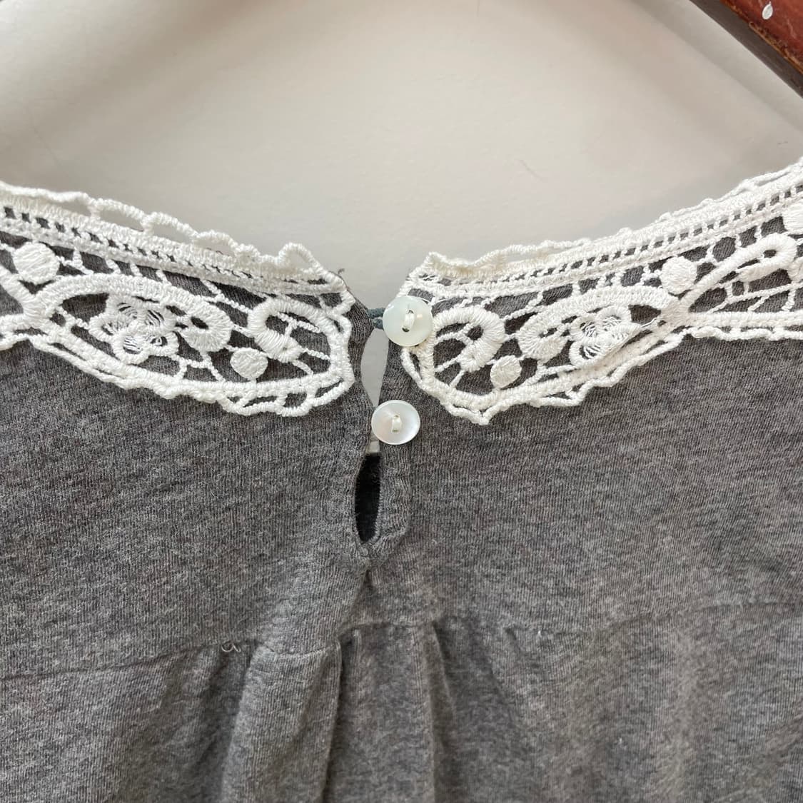 러블리 니혼진 화이트 레이스 포인트 슬리브리스 나시 탑 상품이미지4