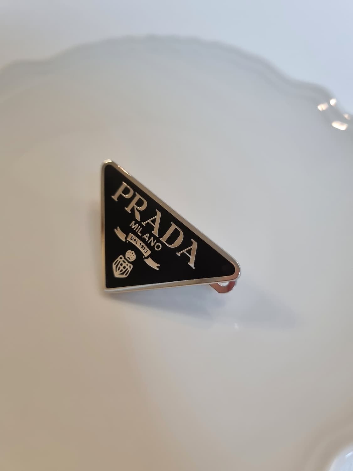 프라다 업사이클링 삼각로고 자동핀 블랙 상품이미지3