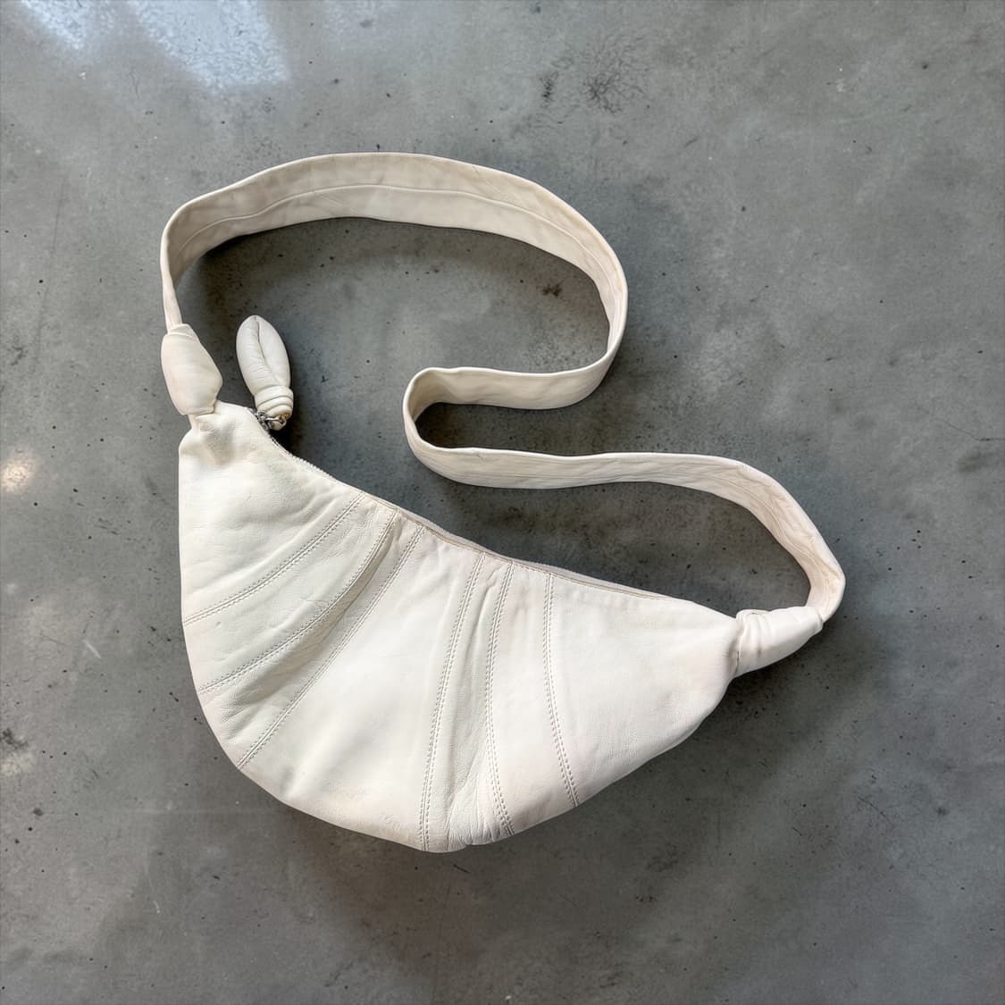 르메르 스몰 크루아상 나파 레더 크로스백 화이트 상품이미지6