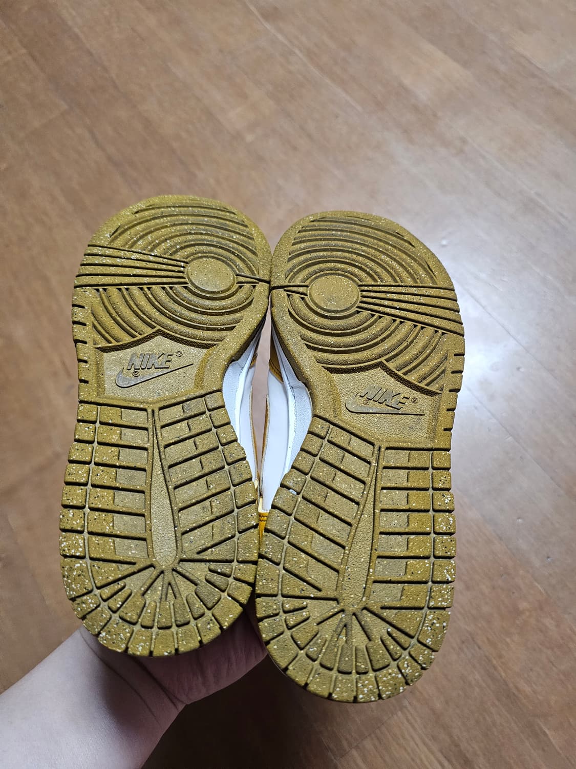 나이키 덩크 로우 골드/화이트 운동화 235 상품이미지5