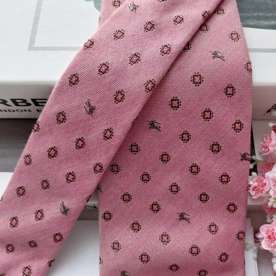버버리 넥타이 기마사 자수 패턴 핑크 9.5cm A+등급 k2515 상품이미지3
