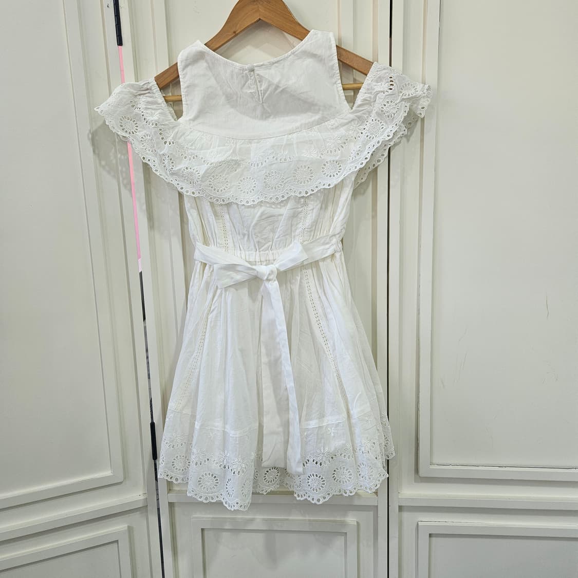 화이트 펀칭 레이스 오프숄더 원피스 상품이미지6