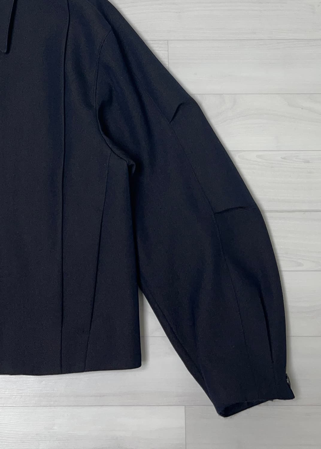 쿠어 플리츠드 울 트윌 크롭 자켓 블랙 상품이미지5