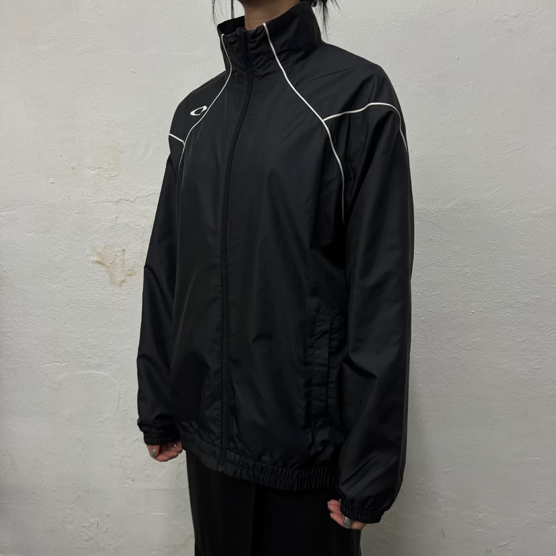 오클리 블랙 파이핑 양면 서클 로고 폴리에스터 하이넥 집업 윈드브레이커 상품이미지1