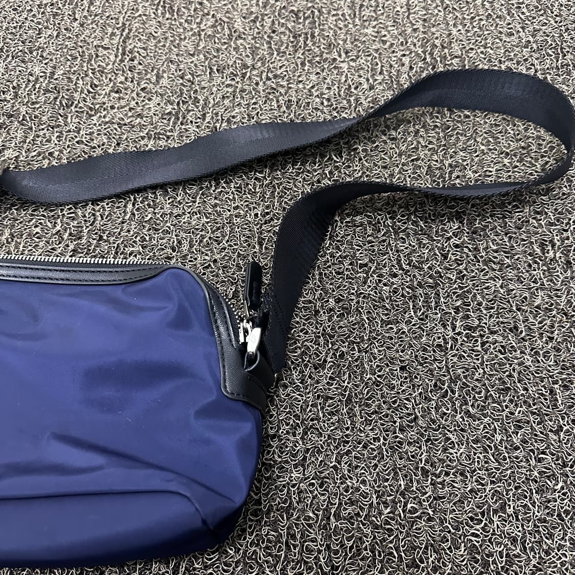 만다리나덕 미니 크로스백 가방 네이비 상품이미지5