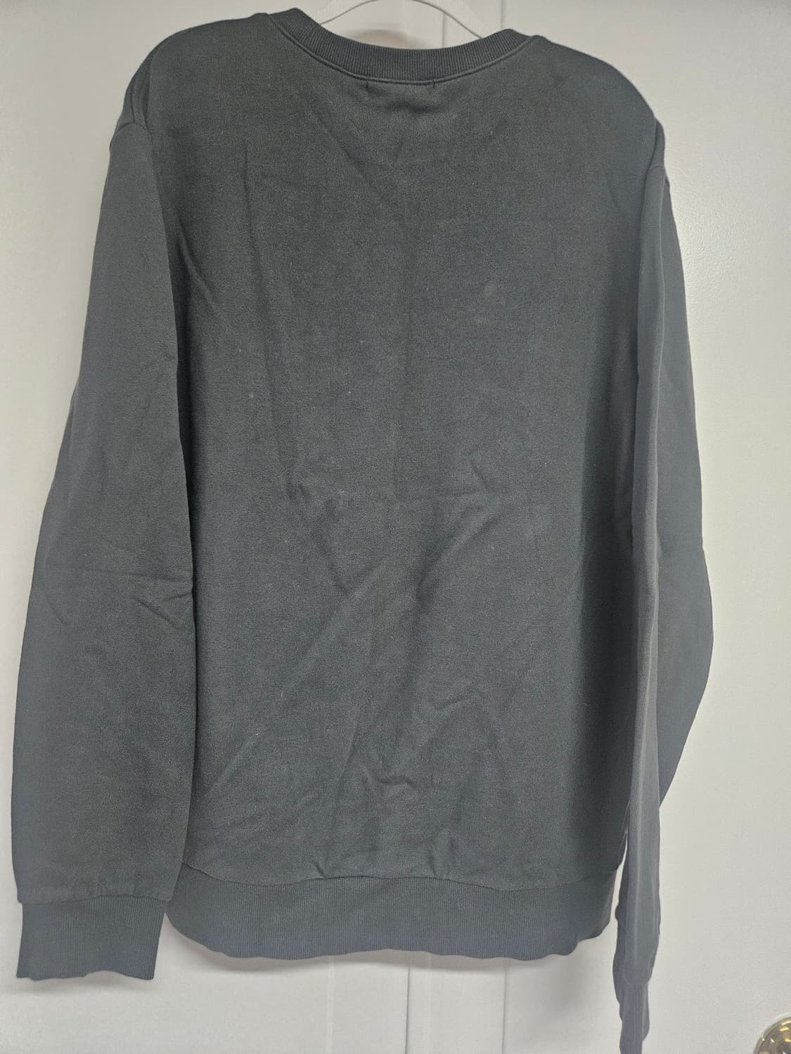 게스(GUESS) 트라이앵글 로고 맨투맨 (다크그레이) 상품이미지2