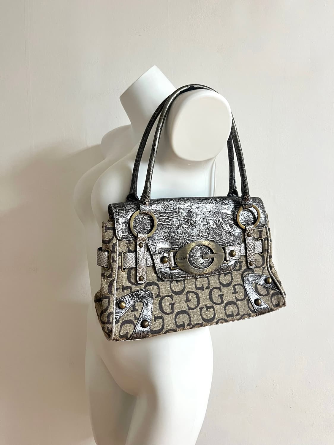 Guess 00s metalic square bag 상품이미지9