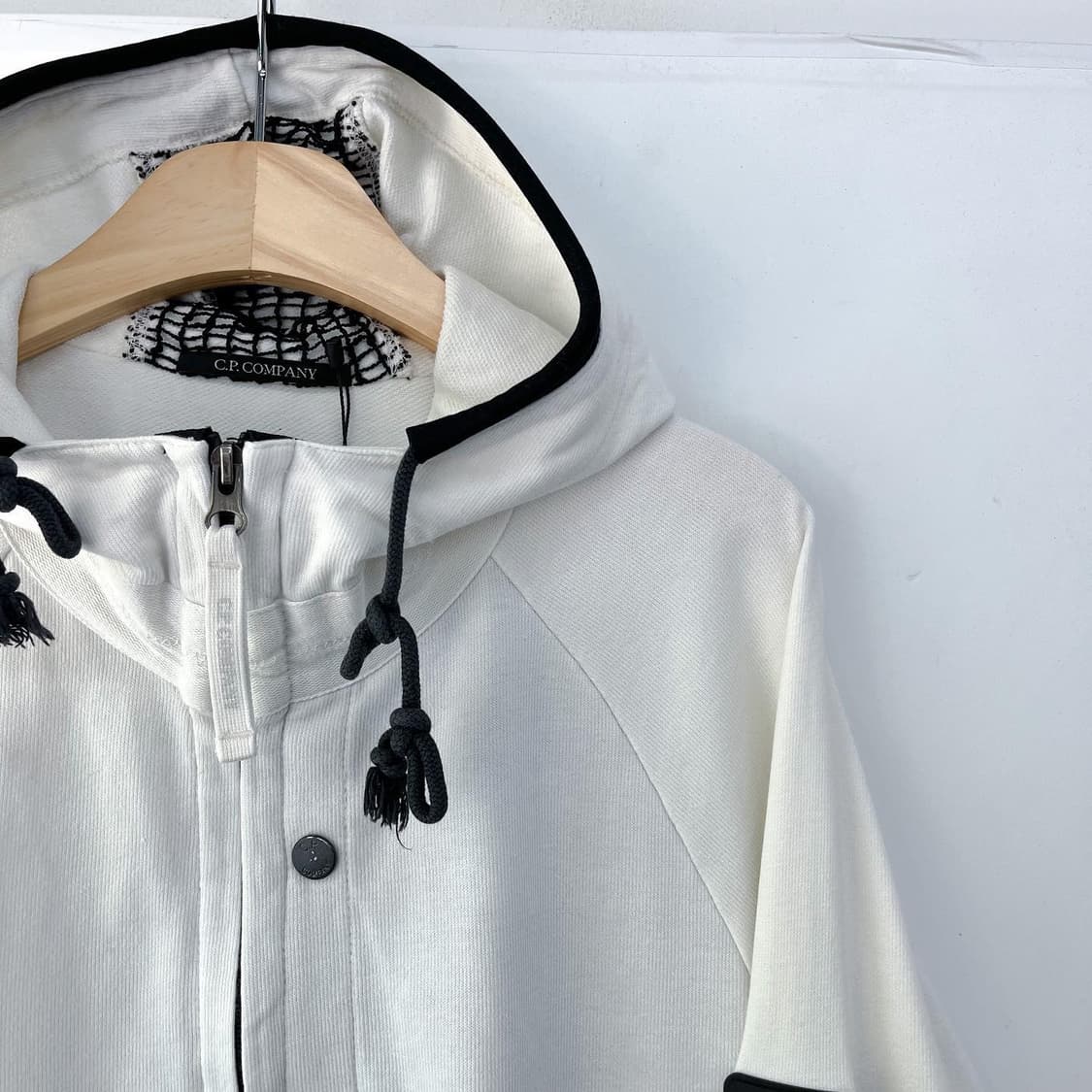 씨피 컴퍼니 블랙 스퀘어 와펜 화이트 코튼 후드집업 상품이미지5