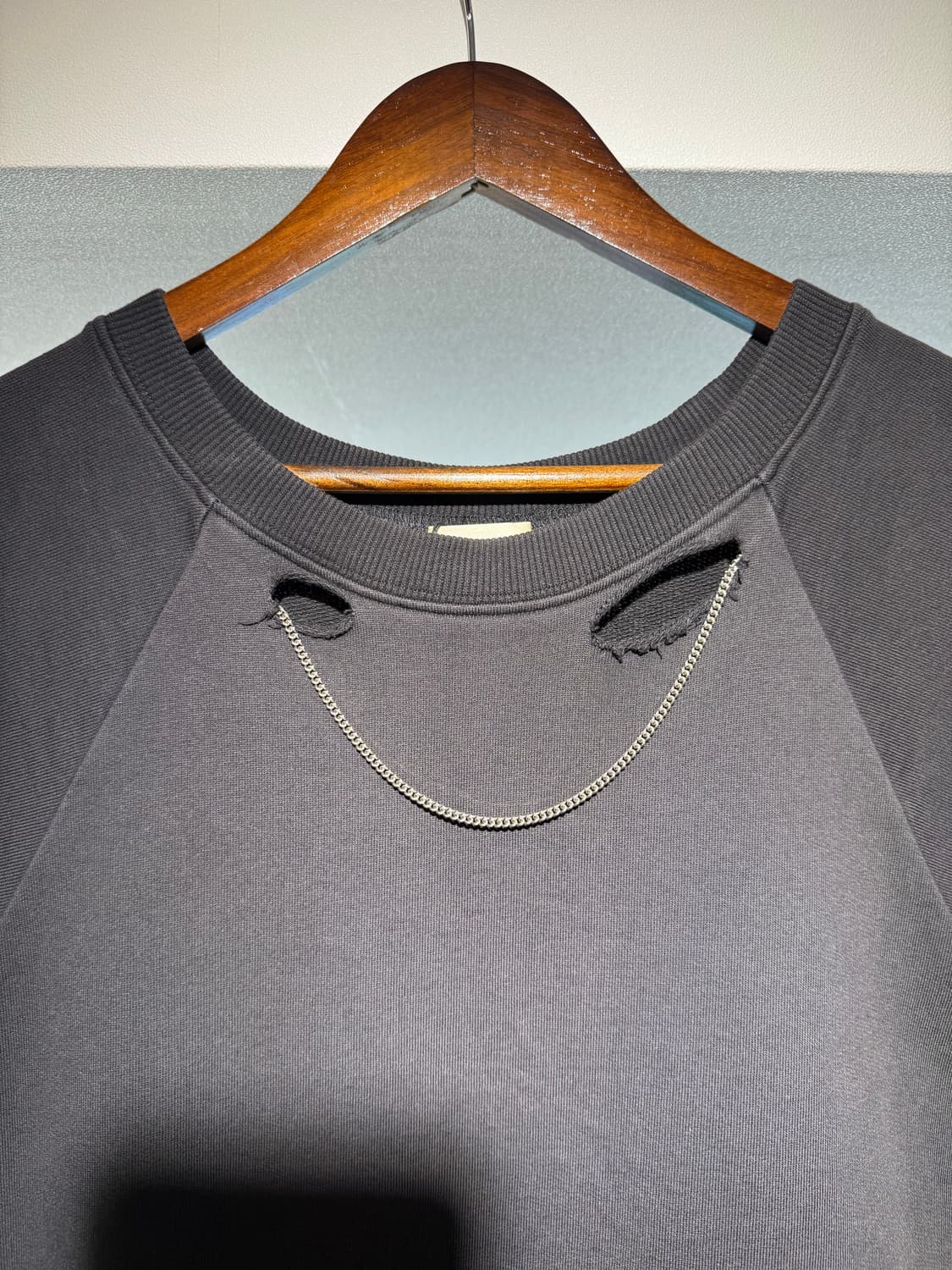 생로랑 다스트레스드 넥클리스 슬리브리스 스웻셔츠 상품이미지2