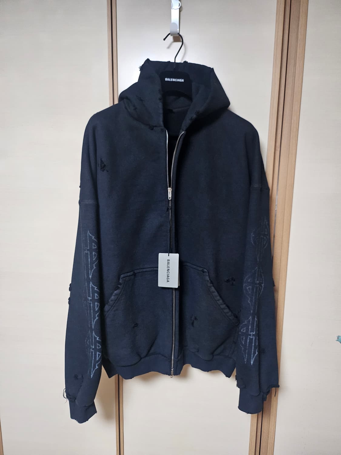 발렌시아가 문파리 집업 상품이미지1