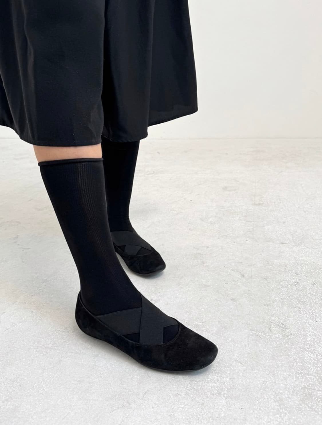 Donald J Pliner Suede Cross Elastic Flats 상품이미지2