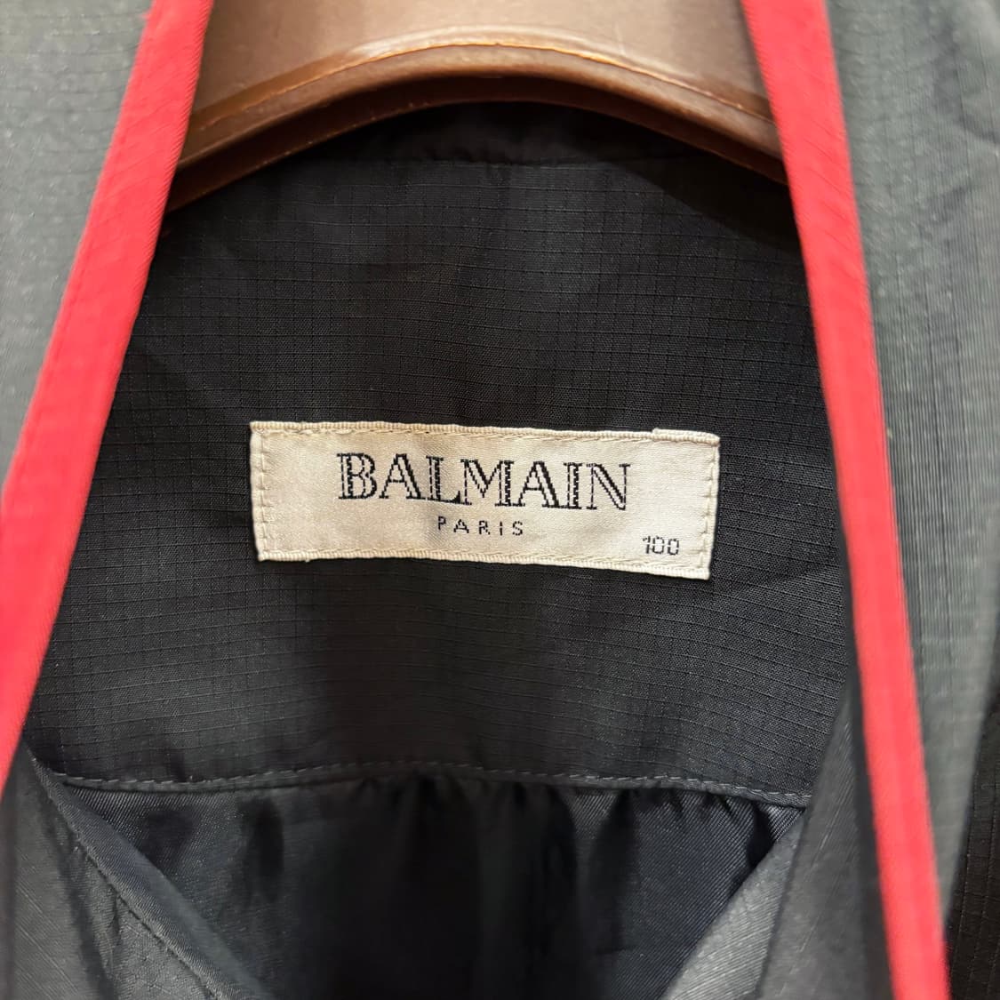 발망 하이넥 집업 자켓 로고 자수 레드 파이핑 밑단 스트링 디테일 블랙 상품이미지7