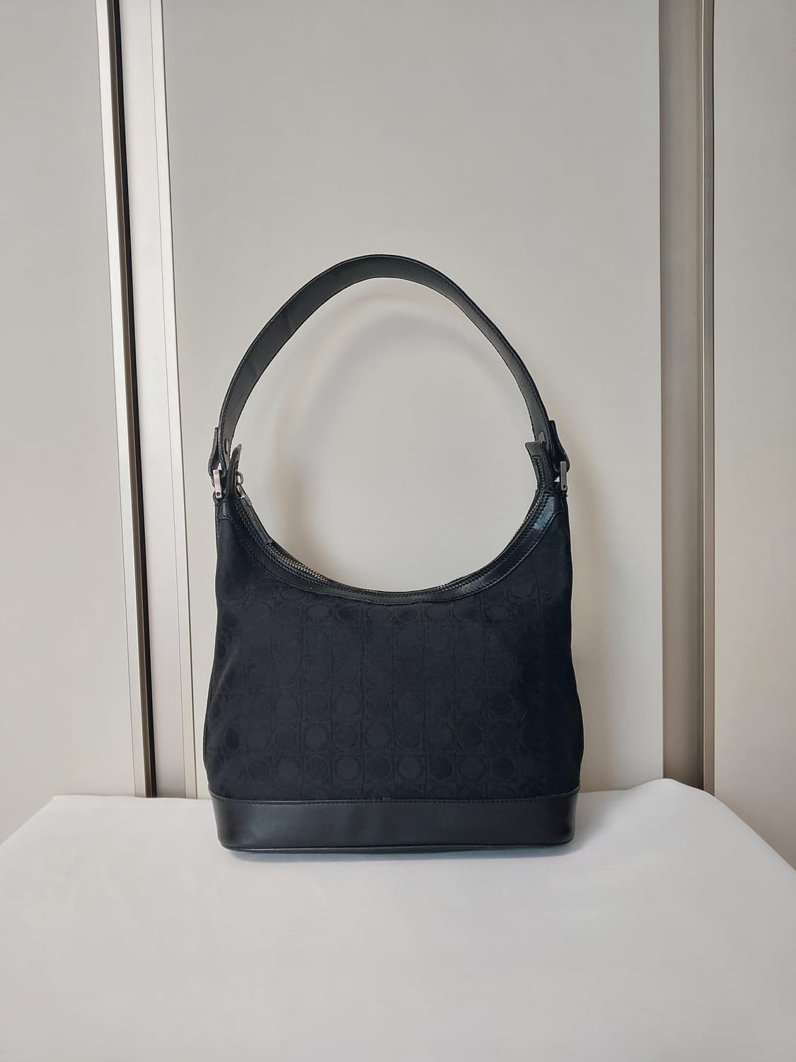 [정품] 페라가모 간치니 패브릭 숄더백 호보백 상품이미지1